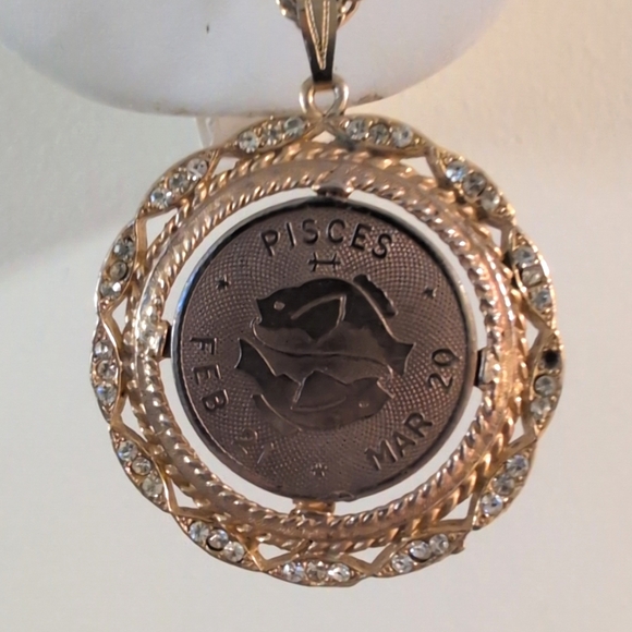 Horoscope Jewelry - VTG 80's Pisces Pendant And Chain
